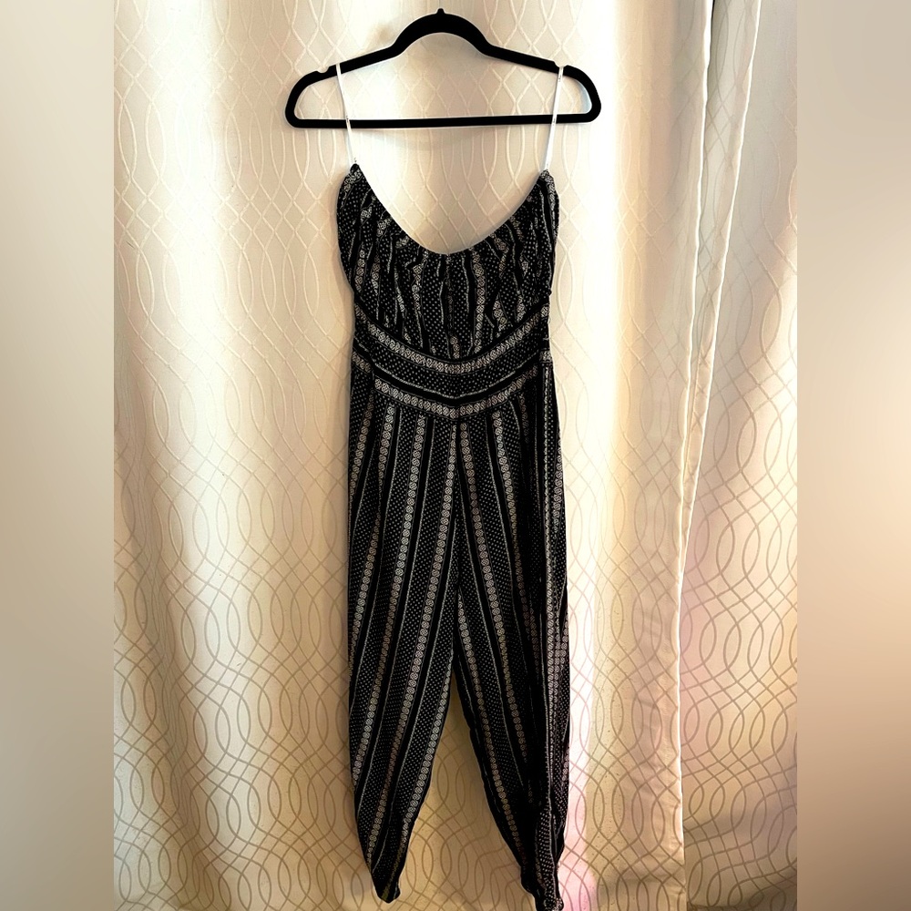lulu’s black and white paisley strapless jogger romper with pockets SZ XL
